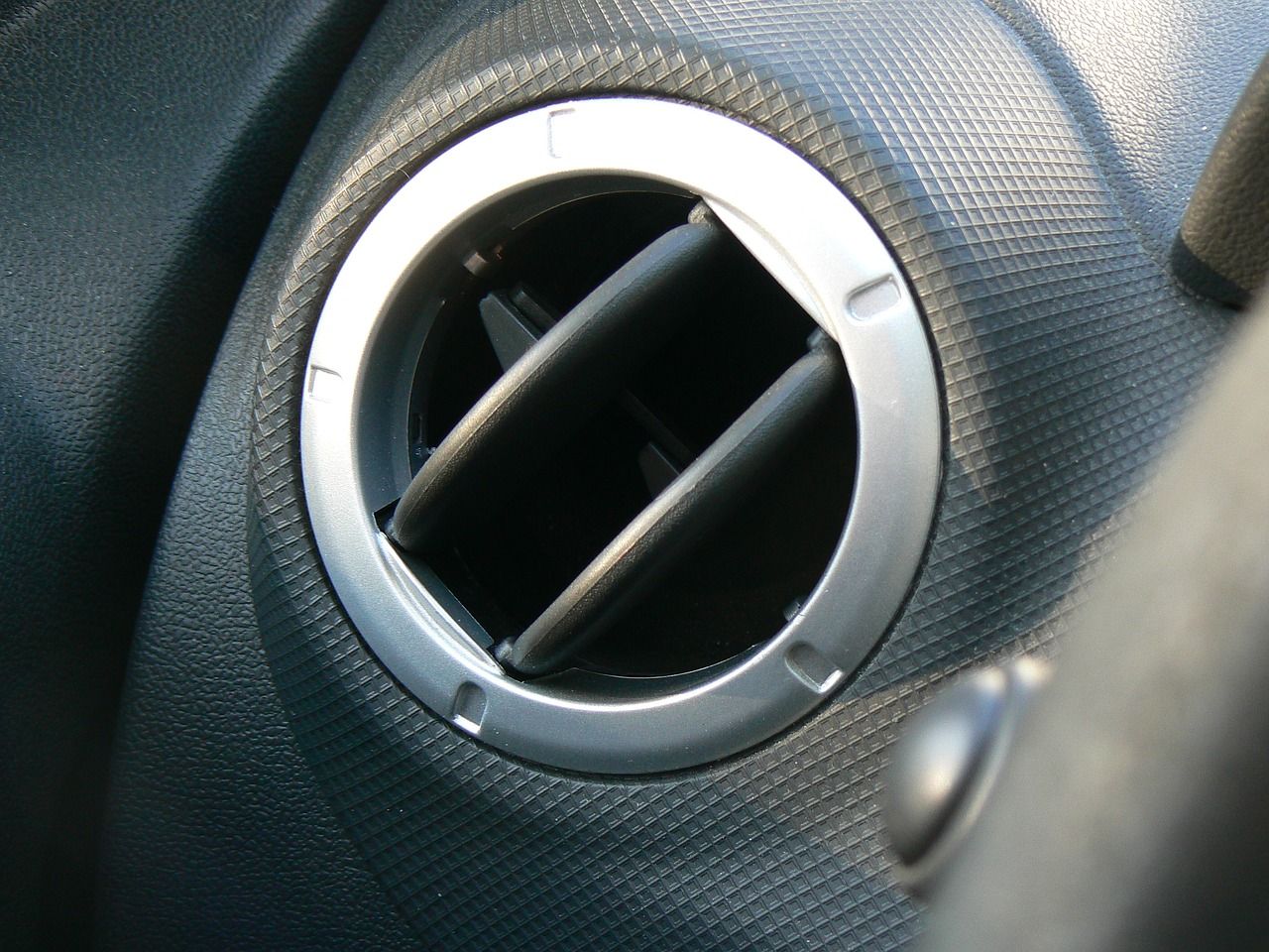 Jak poradzić sobie z brzydkim zapachem z klimatyzacji samochodowej?