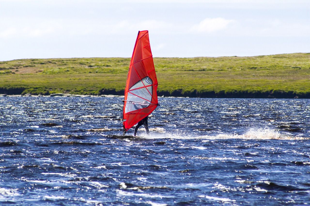 Podstawy windsurfingu – co musisz wiedzieć?