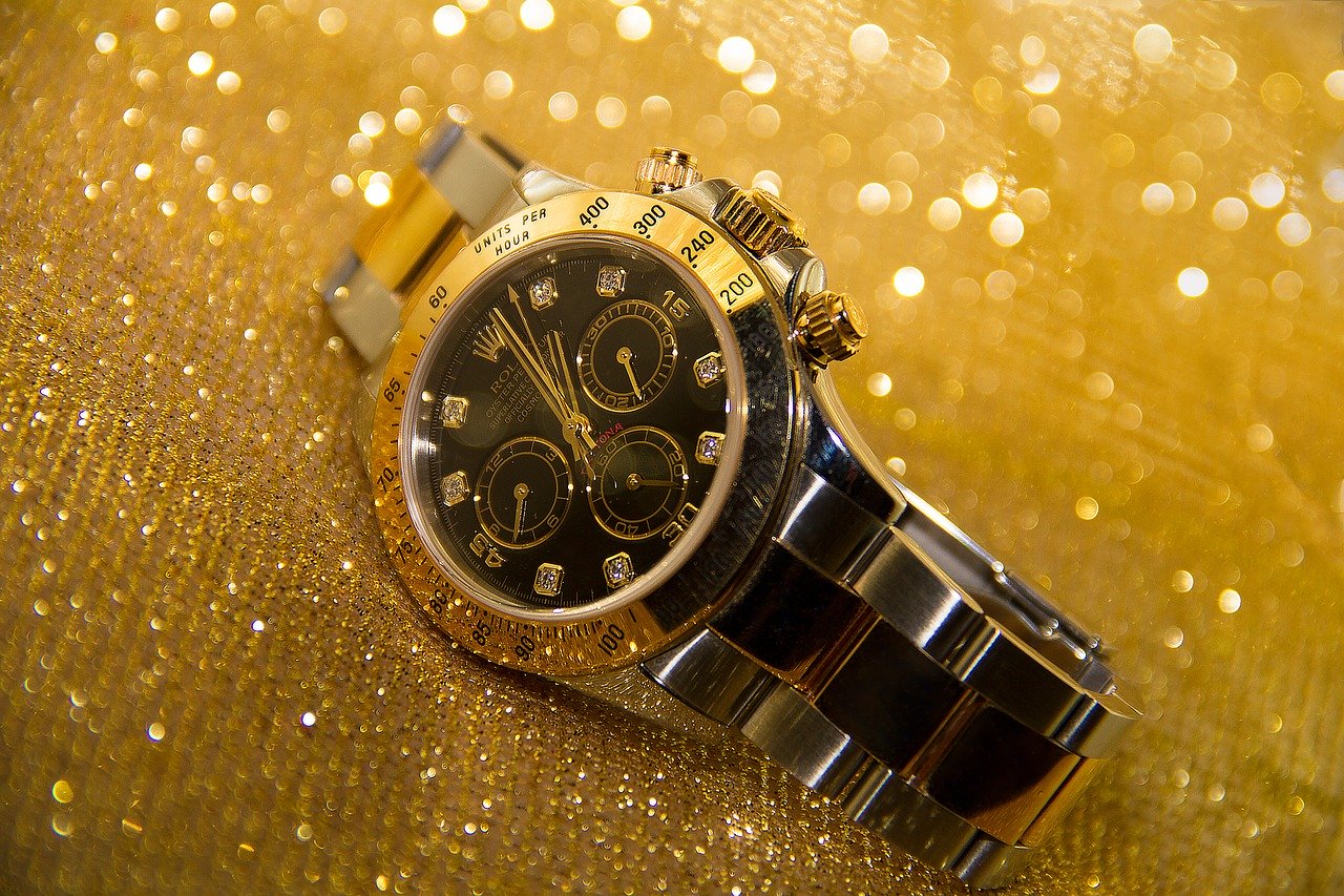 Luksusowy zegarek – czym różni się od standardowych modeli?