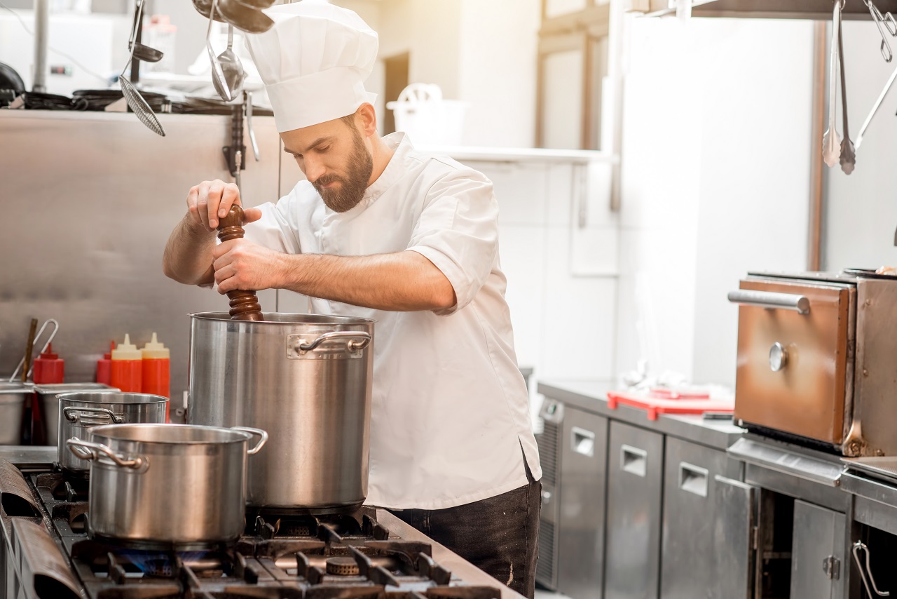 Niezbędne wyposażenie potrzebne do pracy kucharza – o czym nie można zapomnieć?