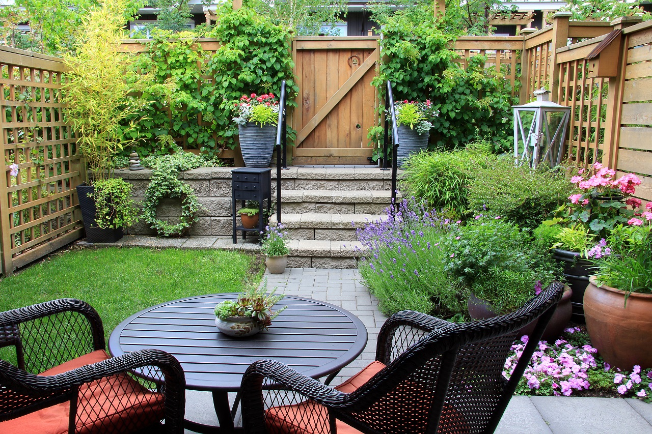 Jak zadbać o ład i porządek w przydomowym ogrodzie?