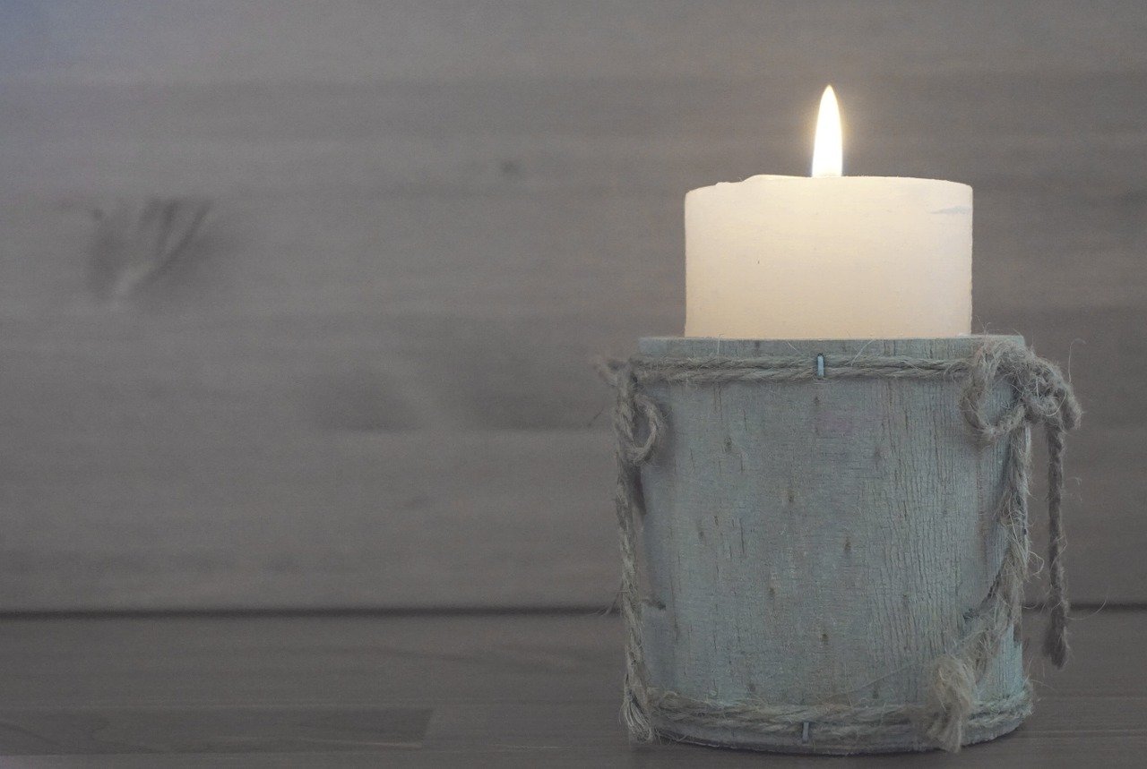 Świece czy kadzidełka – co lepiej sprawdzi się w domowej aromaterapii?