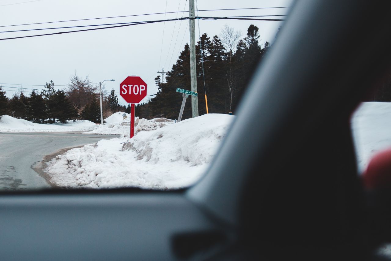 Prawidłowe ustawienie znaków drogowych – gdzie powinny się znaleźć?